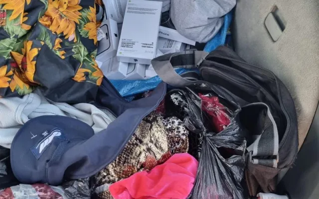 VIDEO: Pražští celníci našli padělané mobily za dva a půl milionu