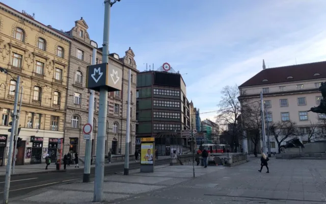 Na metro upozorňuje nový svítící poutač. Má pomoci hlavně turistům
