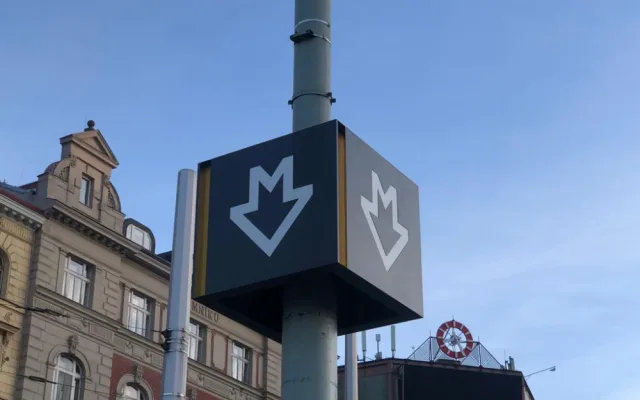 Na metro upozorňuje nový svítící poutač. Má pomoci hlavně turistům
