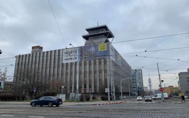 VIDEO: Pražský Mordor jde k zemi. Kvůli azbestu na bourání dohlížejí hygienici