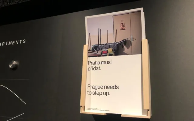 Výstava upozorňuje na špatnou bytovou situaci v Praze