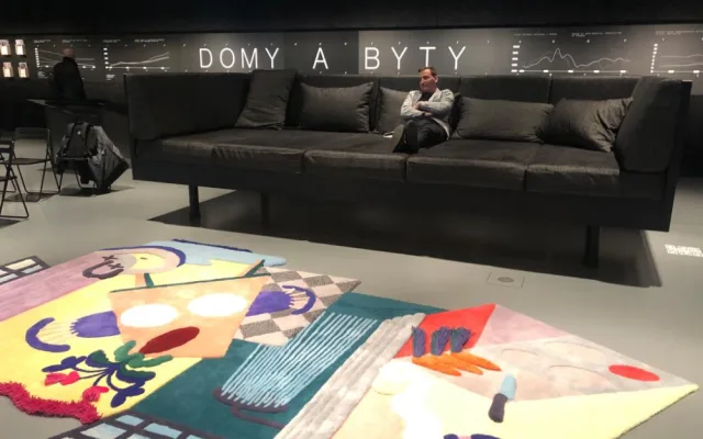 Výstava upozorňuje na špatnou bytovou situaci v Praze