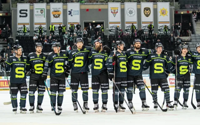 Sparta rozsvítí zaplněnou 02 arenu. Klub nastoupí v hasičských dresech