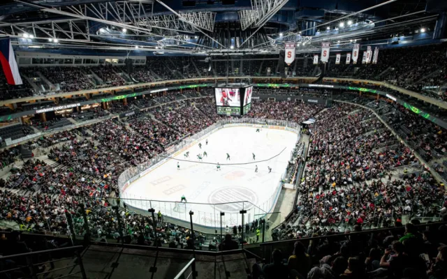 Sparta rozsvítí zaplněnou 02 arenu. Klub nastoupí v hasičských dresech
