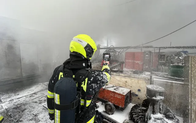 VIDEO: Hasiči zasahují u rozsáhlého požáru v Praze