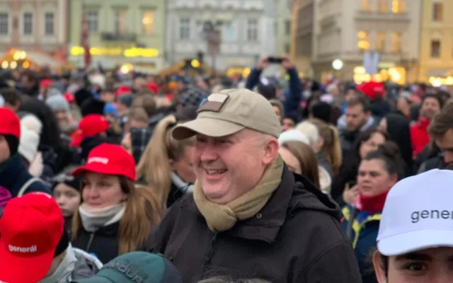 VIDEO: Na Staromáku se tísní desetitisíce lidí. Přišli podpořit Pavla