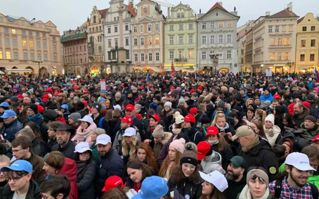 VIDEO: Na Staromáku se tísní desetitisíce lidí. Přišli podpořit Pavla