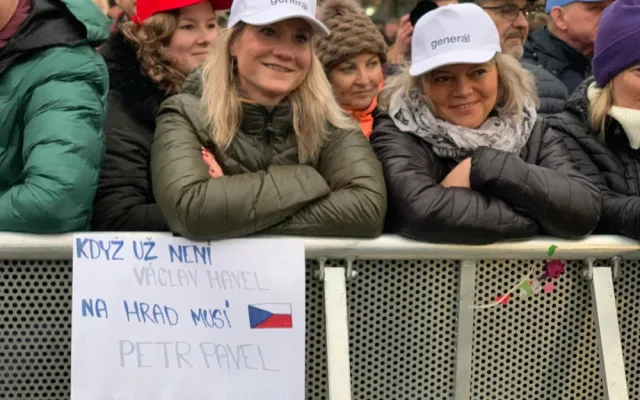 VIDEO: Na Staromáku se tísní desetitisíce lidí. Přišli podpořit Pavla