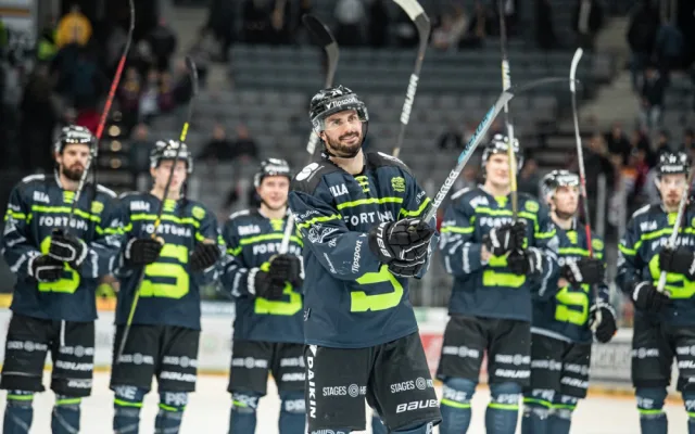 Sparťani rozsvítili O2 arenu a vzdali hold hasičům, policistům, zdravotníkům i armádě