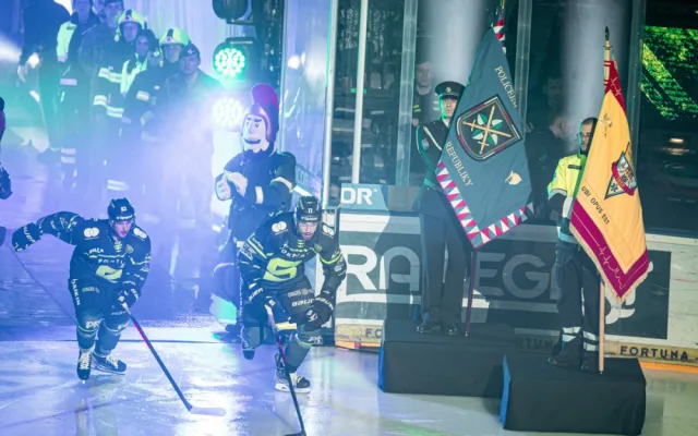 Sparťani rozsvítili O2 arenu a vzdali hold hasičům, policistům, zdravotníkům i armádě