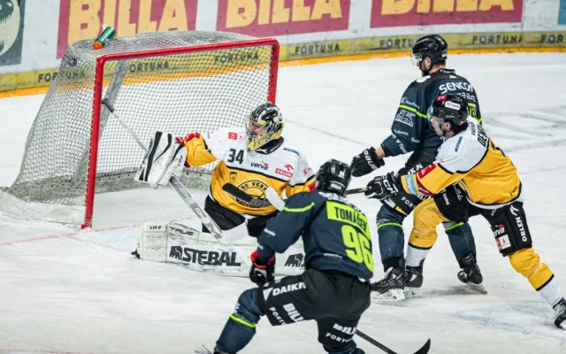 Sparťani rozsvítili O2 arenu a vzdali hold hasičům, policistům, zdravotníkům i armádě