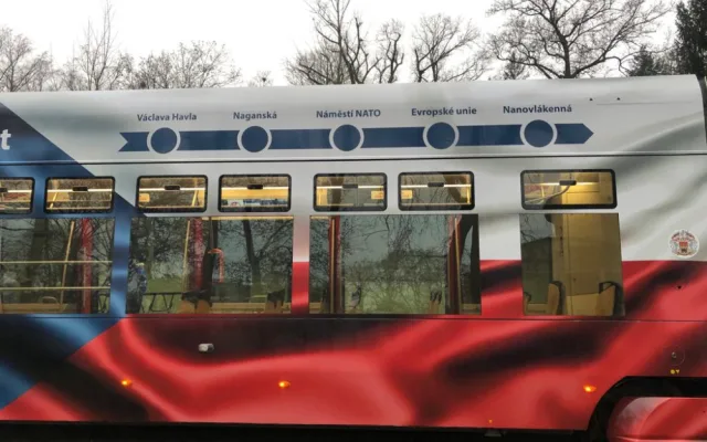 VIDEO: Do ulic Prahy vyjela tramvaj v barvách trikolóry, připomíná zvolení Havla prvním českým prezidentem