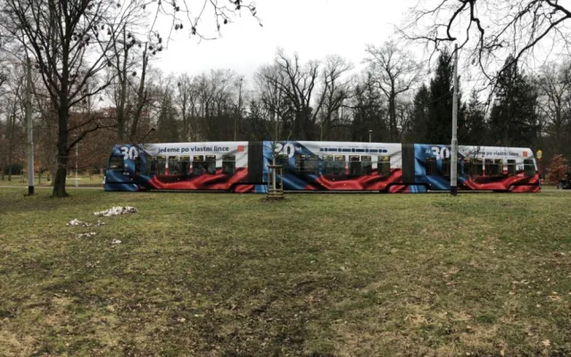VIDEO: Do ulic Prahy vyjela tramvaj v barvách trikolóry, připomíná zvolení Havla prvním českým prezidentem