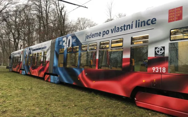 VIDEO: Do ulic Prahy vyjela tramvaj v barvách trikolóry, připomíná zvolení Havla prvním českým prezidentem