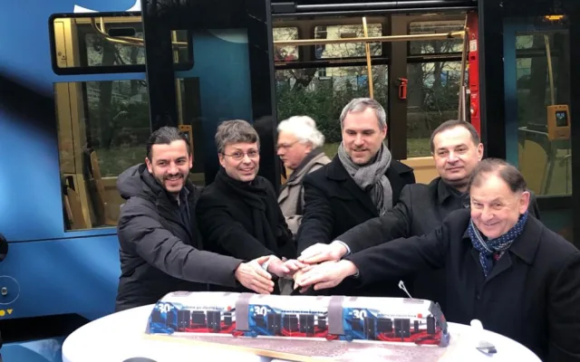 VIDEO: Do ulic Prahy vyjela tramvaj v barvách trikolóry, připomíná zvolení Havla prvním českým prezidentem