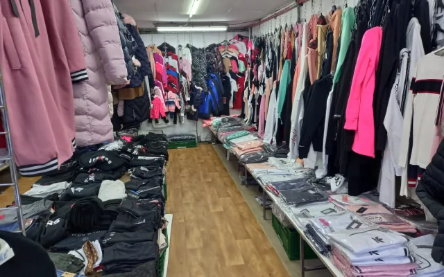 V tržnici Sapa zabavili tisíce padělků za miliony