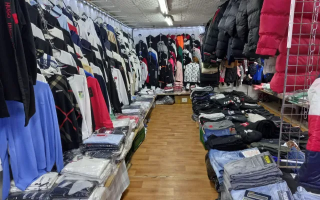 V tržnici Sapa zabavili tisíce padělků za miliony