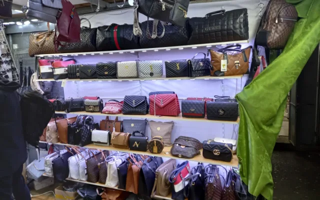 V tržnici Sapa zabavili tisíce padělků za miliony