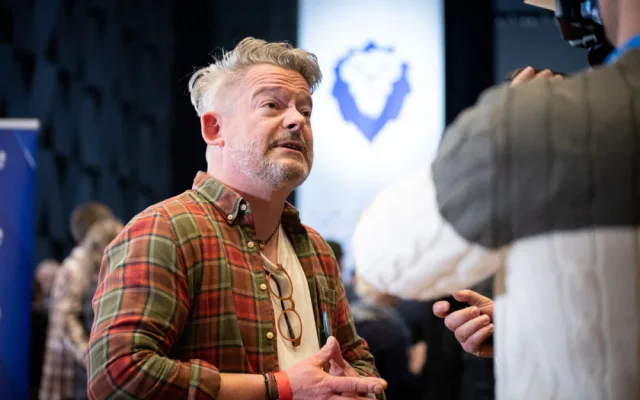 FOTOGALERIE: Podívejte se do zákulisí Pavlova štábu. Přišli umělci i politici