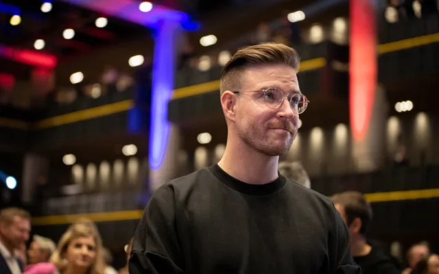 FOTOGALERIE: Podívejte se do zákulisí Pavlova štábu. Přišli umělci i politici