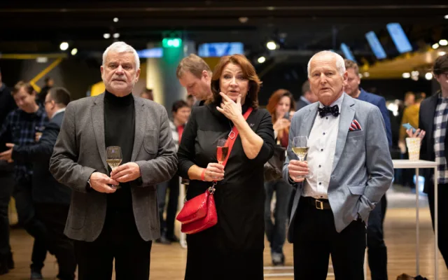 FOTOGALERIE: Podívejte se do zákulisí Pavlova štábu. Přišli umělci i politici