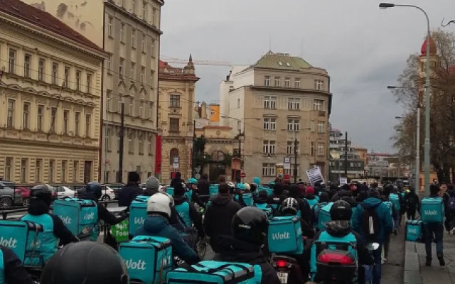 VIDEO: Wolt = bída. Kurýři protestovali v centru Prahy kvůli nízkým platům