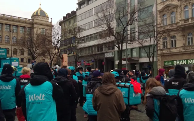 VIDEO: Wolt = bída. Kurýři protestovali v centru Prahy kvůli nízkým platům