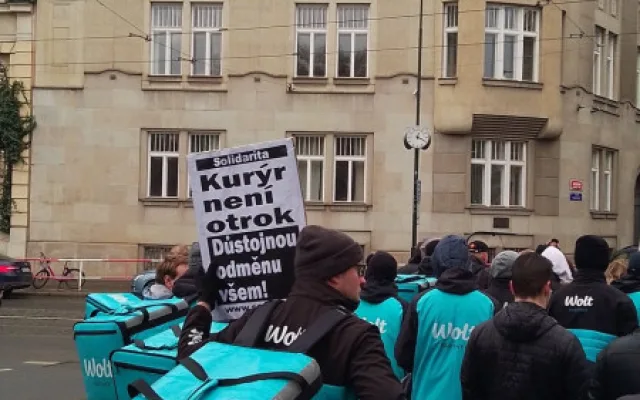 VIDEO: Wolt = bída. Kurýři protestovali v centru Prahy kvůli nízkým platům