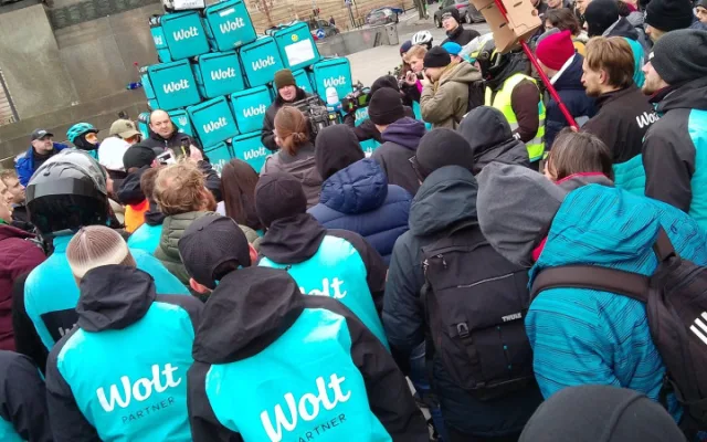 VIDEO: Wolt = bída. Kurýři protestovali v centru Prahy kvůli nízkým platům