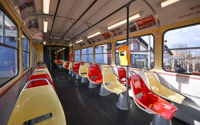 V Praze dnes cestující poprvé sveze tramvaj Tatra K2. Bude součástí historické linky