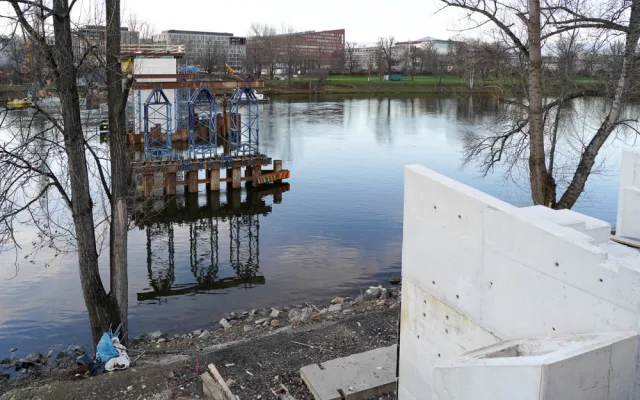 Štvanická lávka vydrží dvě stě let a při povodních se zvedne, popisuje její architekt