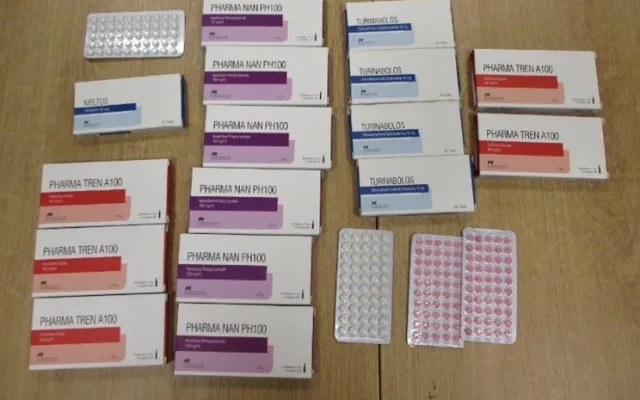 Vycpaný krokodýl, kila drog, padělky za sto milionů. Ruzyňští celníci odhalili přes tisíc případů nelegálního zboží