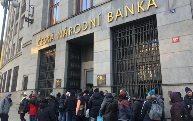 VIDEO: Ve frontě před ČNB stojí stovky lidí. Čekají na novou bankovku