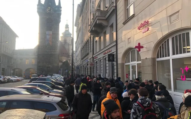 VIDEO: Ve frontě před ČNB stojí stovky lidí. Čekají na novou bankovku