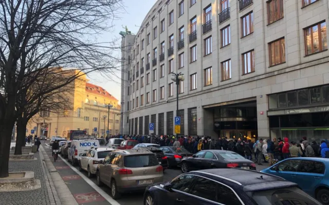 VIDEO: Ve frontě před ČNB stojí stovky lidí. Čekají na novou bankovku