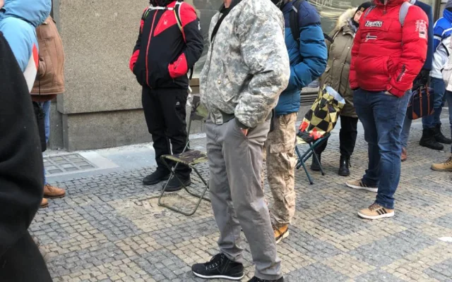 VIDEO: Ve frontě před ČNB stojí stovky lidí. Čekají na novou bankovku