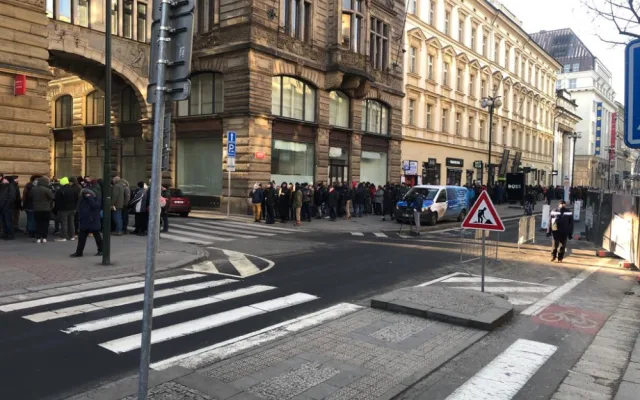 VIDEO: Ve frontě před ČNB stojí stovky lidí. Čekají na novou bankovku