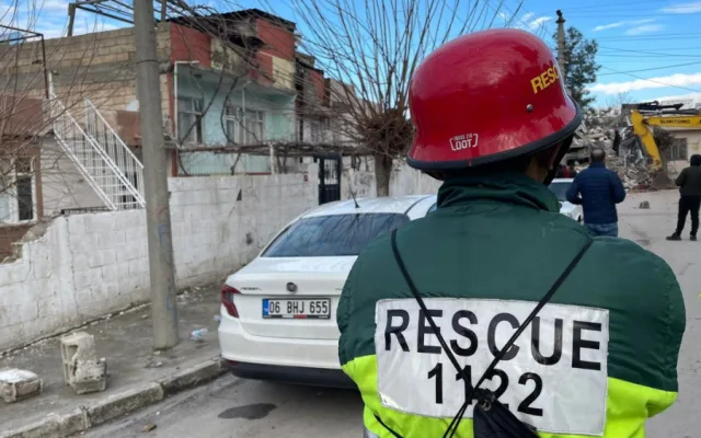 VIDEO: Zemětřesení v Turecku má už přes 11 tisíc obětí. Češi na místě stále pomáhají