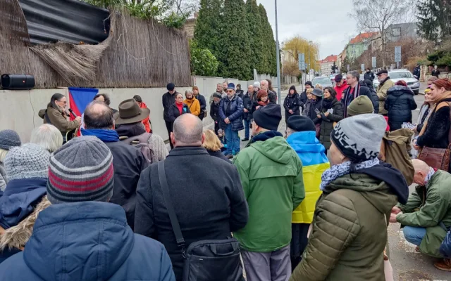 Desítky lidí se přišly pomodlit před ukrajinské velvyslanectví