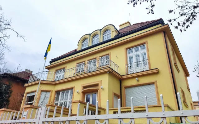 Desítky lidí se přišly pomodlit před ukrajinské velvyslanectví