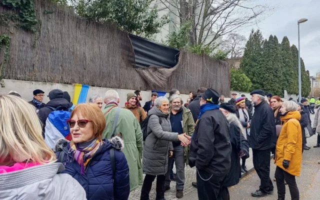 Desítky lidí se přišly pomodlit před ukrajinské velvyslanectví