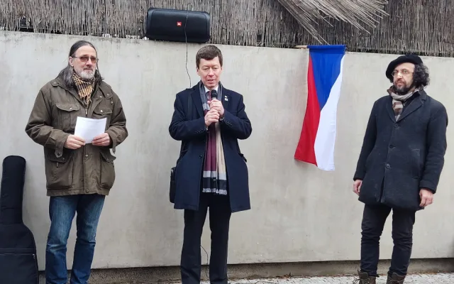 Desítky lidí se přišly pomodlit před ukrajinské velvyslanectví