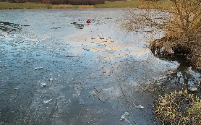 Chlapec byl po krk ve vodě a držel se ledové kry. Vytáhli ho hasiči a skončil v nemocnici