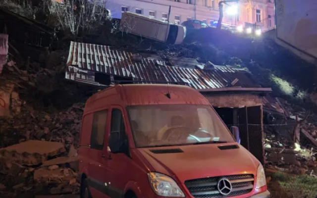 V Praze se v noci utrhl svah s kusem silnice, chodníkem a budovou