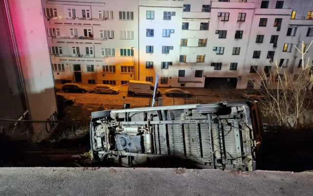 V Praze se v noci utrhl svah s kusem silnice, chodníkem a budovou