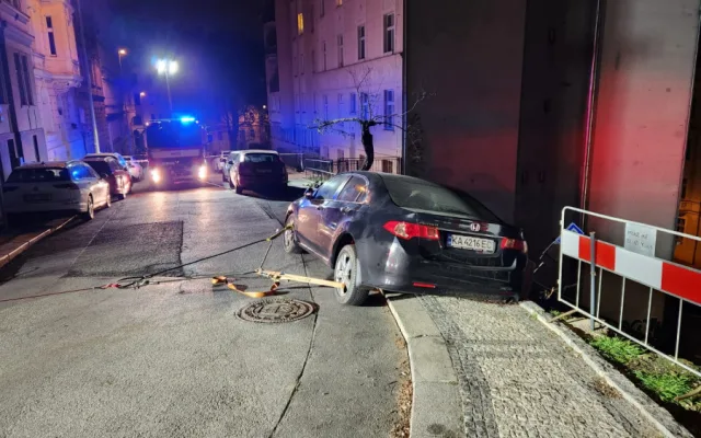 V Praze se v noci utrhl svah s kusem silnice, chodníkem a budovou