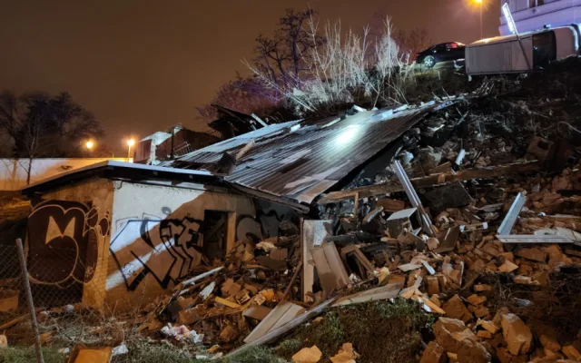 V Praze se v noci utrhl svah s kusem silnice, chodníkem a budovou