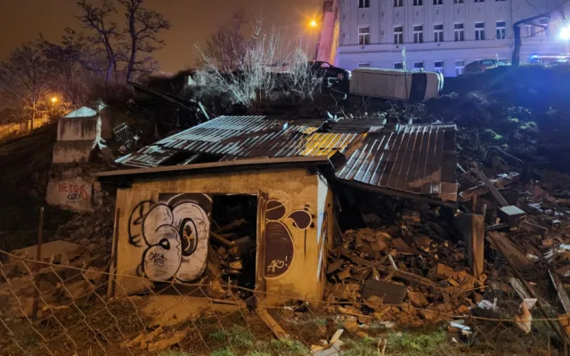 V Praze se v noci utrhl svah s kusem silnice, chodníkem a budovou