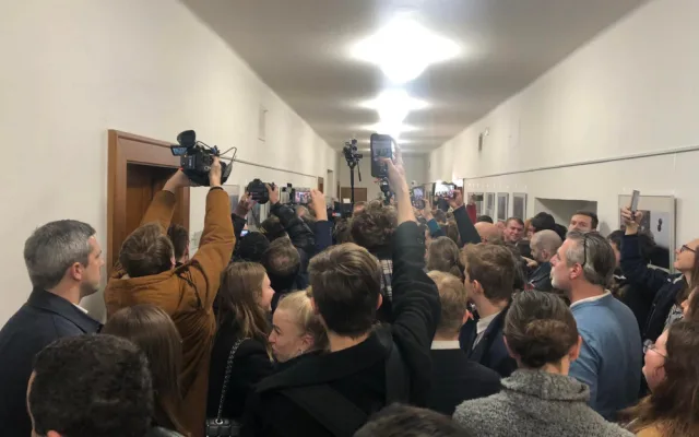 VIDEO: Začal soud s Ferim, ten při příchodu obvinění ze znásilnění popřel