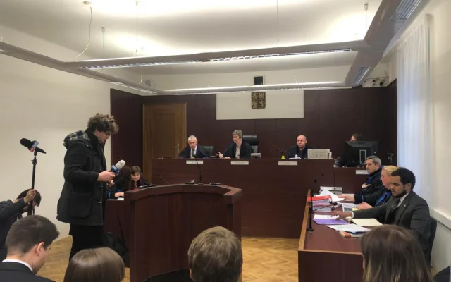 VIDEO: Začal soud s Ferim, ten při příchodu obvinění ze znásilnění popřel